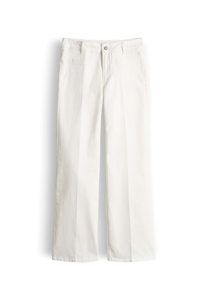 Witte high-waist wijde jeans met knoop aan de voorkant, riemlussen en opvallende zakken aan de voorkant op een witte achtergrond.