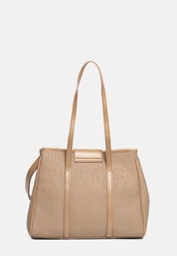 Beige shopper-taske med mønstret logo i tekstur, glatte læderremme, rektangulær form, lynlås i toppen og et pyntedetalje foran.