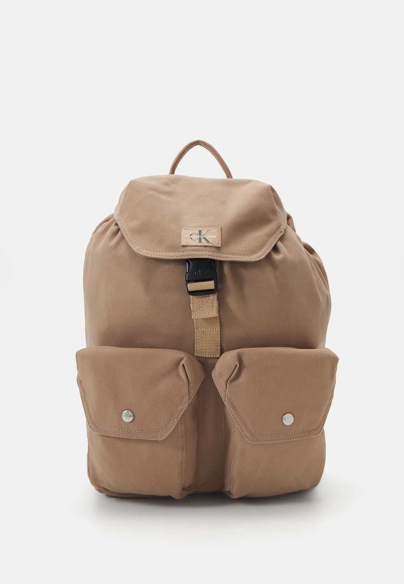 Calvin Klein Jeans SPORT ESSENTIALS FLAP  - Mochila - savannah tan