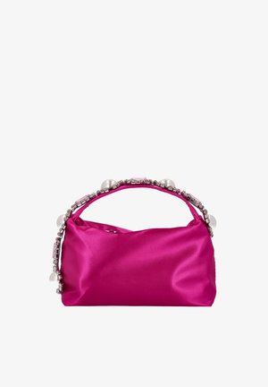 Borsa rosa satinata con manico curvo, impreziosita da perle e strass rettangolari lungo il bordo superiore. Texture liscia.