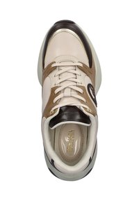 Beige synthetische sneaker met bruine en gouden accenten, ronde neus, platte veters, gevoerde kraag en een gestructureerde zool met logo-inscriptie.