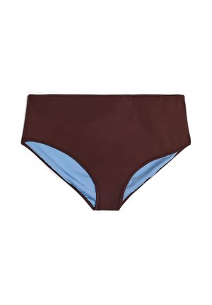 Smeđe kupaće gaćice visokog struka s svijetloplavim unutarnjim slojem, ravnim šavovima i glatkom teksturom tkanine, ravno položene na bijeloj pozadini.