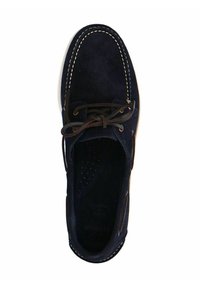 Marine suède boot schoen met witte stiksels en bruine veters. Ronde neusontwerp met een gevoerde binnenzool en geperforeerde details langs de zijkanten.