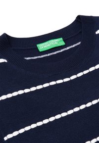 Granatowy sweter z dzianiny w białe poziome paski. Posiada okrągły dekolt oraz zieloną metkę z napisem "United Colors of Benetton."