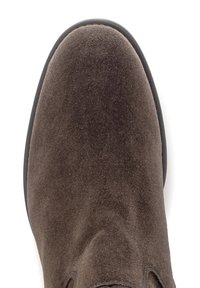 Bruine suède schoen met een ronde neus en een gladde textuur. Bevat een dunne zwarte rubberen zool en minimale stikdetails.