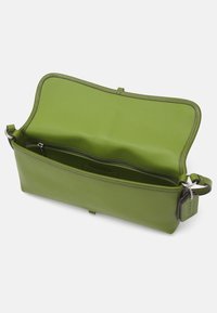 COACH HAMPTONS BAG - Rankinė - dark lime