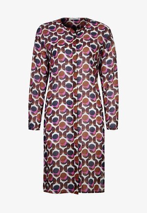 Vestito a maniche lunghe, lunghezza al ginocchio, con un motivo geometrico di cerchi sovrapposti marroni, rosa e neri su tessuto bianco, con bottoni frontali.