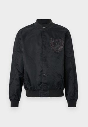 Μαύρο σατέν μπουφάν bomber με κουμπιά πατιλέτας, ριμπ γιακά, μανσέτες και τελείωμα, διακοσμημένο με κεντητό έμβλημα στο αριστερό στήθος.