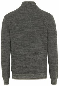 Harmaa neulottu neulepaita korkealla kaulaosalla, pitkillä hihoilla ja teksturoidulla kuviolla. Siinä on resorit helma- ja hihansuut.