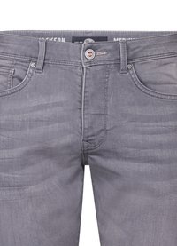Jeans de mezclilla gris con corte recto, diseño de cinco bolsillos, cierre de botón de metal y textura sutilmente desgastada. Etiqueta de la marca visible en la cintura.