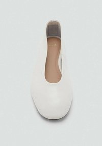Bailarinas blancas de piel lisa y sin cordones, con puntera redonda y una plantilla beige suave. Diseño minimalista, sin adornos.