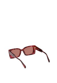 Ochelari de soare tortoise roșii cu lentile dreptunghiulare și optică nuanțată în tonuri de maro. Brațele sunt netede și au un detaliu logo subtil.