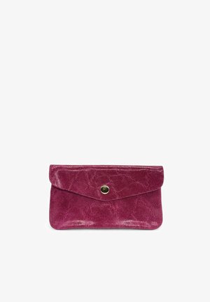 Pochette en cuir magenta avec une finition texturée, dotée d'un rabat arrondi et d'un bouton-pression doré. Forme rectangulaire.