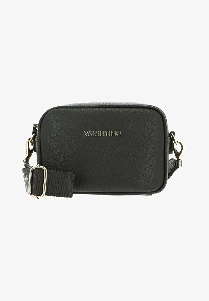 Schwarze Umhängetasche aus Leder mit strukturierter Oberfläche, goldfarbenem Markenlogo und verstellbarem Riemen mit gemustertem Akzent. Rechteckige Form.