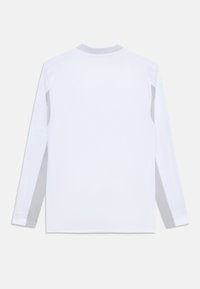Chemise blanche à manches longues avec un col rond, accents gris texturés sur les côtés et une finition lisse.