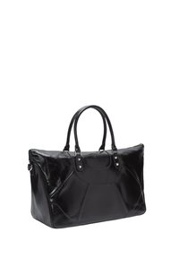 Schwarze Lederhandtasche mit doppelten Griffen, silbernen Nietenakzenten und einem mit Reißverschluss versehenen Hauptfach, auf einem weißen Hintergrund dargestellt.