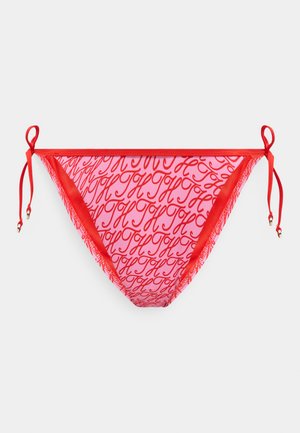 Bas de bikini rose avec motif "TH" en cursive rouge, bordure rouge et cordons latéraux ajustables avec petits accents dorés.