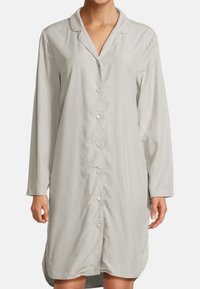 Camicia da notte grigia chiara con maniche lunghe, colletto e texture sottile, con un taglio fino al ginocchio e orlo curvo.