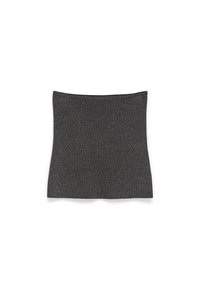 Tour de cou ou gilet en tricot côtelé gris foncé, posé à plat sur un fond blanc.