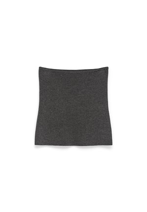 Donkergrijze geribbelde gebreide nekwarmer of gaiter plat gelegd op een witte achtergrond.