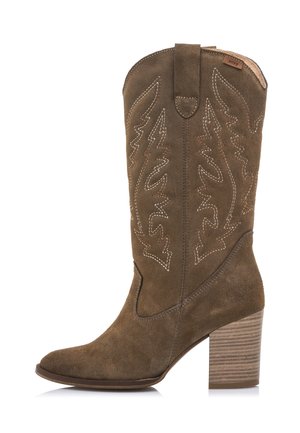 Brune ruskinds cowboystøvle med spids tå, hævede syninger og en tekstureret blokhæl. Har en løfteløkke øverst.