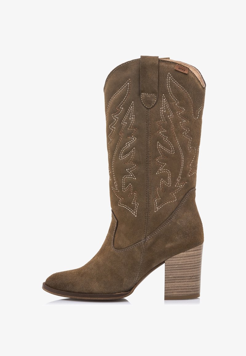 Botte de cow-boy en daim marron avec un bout pointu, des motifs de couture surélevés et un talon en bloc texturé. Dispose d'une boucle de traction en haut.