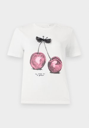 T-shirt en coton blanc avec un graphique de cerises roses et des accents noirs, accompagné d'un détail en forme de nœud, avec le texte "La cerise sur le gâteau" en bas.