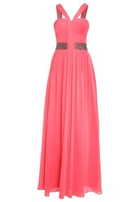 Lungo vestito in chiffon rosa con corpetto plissettato, ampie spalline a V e cintura decorata di paillettes. La gonna fluente arriva fino al pavimento.