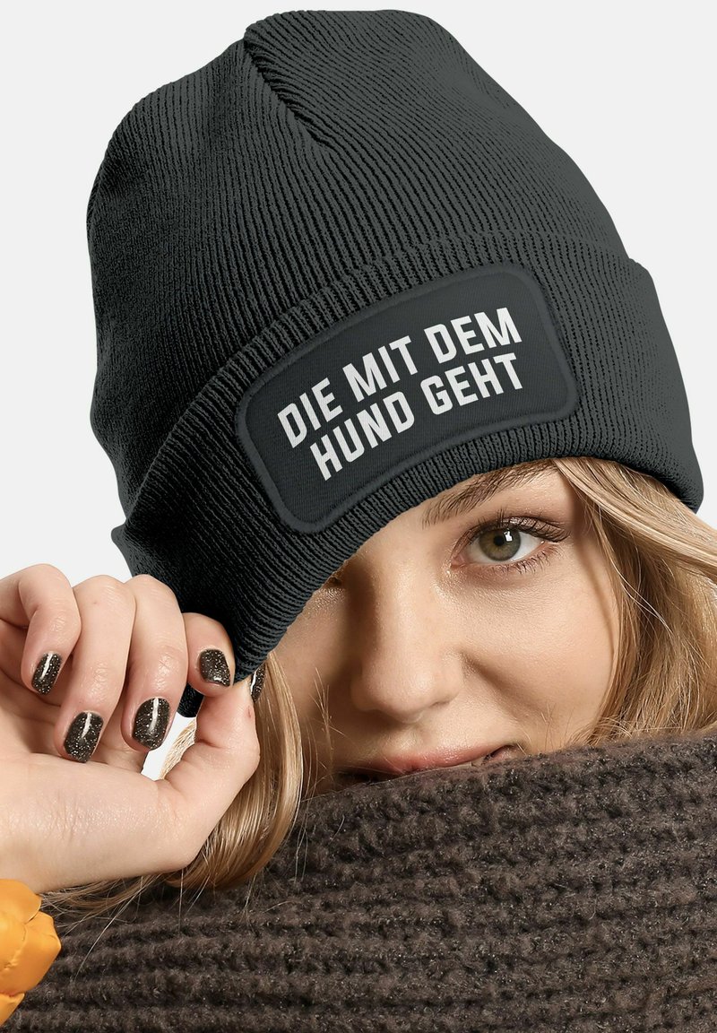 MoonWorks PATCH SPRUCH DIE MIT DEM HUND GEHT LUSTIG - Beanie - dunkelgrau