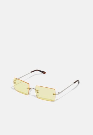 Rektangulære solbriller med gule linser, metalisk sølvramme og orange detaljer. Har et skildpadde-mønster på stængerne.