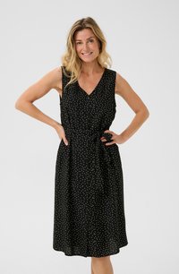 Rochie neagră fără mâneci cu buline albe, decolteu în V, cu butoni pe față, detaliu cu talie legată și o siluetă fluidă, până la genunchi.