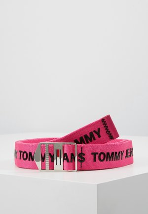 Felroze stoffen riem met zwarte "Tommy Jeans" tekst en een zilverkleurige metalen gesp met de strepen van het Tommy Hilfiger-logo.
