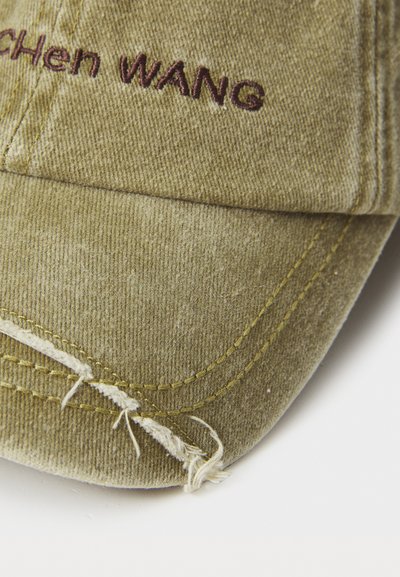 Olivenfarget bomullslue med buet skjerm, brodert "Chen Wang"-logo i bourgogne, synlige sømmer og slitt kantdetalj.