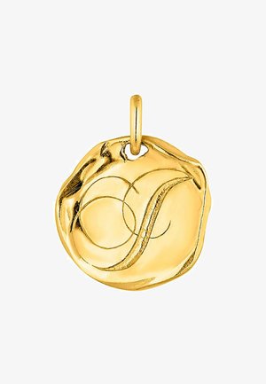 Colgante de oro con forma irregular y texturizada que presenta un diseño de letra estilizada grabada. Incluye un lazo para su sujeción.