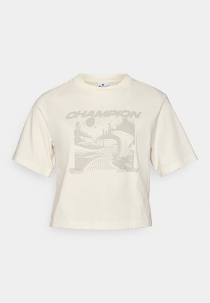 Afgeknotte crème t-shirt van katoen, met een grijze grafische print van abstracte landschappen en het woord "CHAMPION" in vette letters.