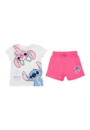 T-shirt blanc avec de grands personnages Stitch et Angel roses et bleus, assorti à un short rose avec les mêmes personnages en plus petits sur la jambe.