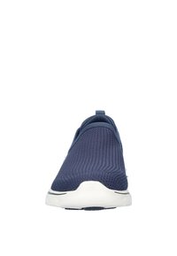 Zapatillas slip-on de color navy con parte superior de punto texturizado, suela media blanca y tira en la parte trasera para facilitar su uso. Sin cordones visibles ni adornos.