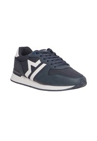 Scarpa sportiva blu navy realizzata in materiali mesh e suede, con dettagli bianchi, punta rotonda e suola texturizzata. Presenta un design con lacci e logo.