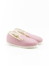 Pantofole in tessuto rosa con una morbida fodera beige, aperture elastiche sui lati e una suola bianca texture. Forma della punta rotonda e design minimalista.