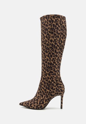 Špičatá kozačka na vysokém podpatku sahající ke koleni s hnědo-černým leopardím vzorem na semišovém materiálu.