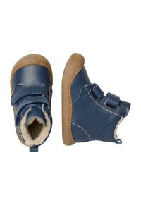 Stivaletti in pelle blu navy per bambini piccoli, con suole in gomma beige, doppie cinghie in Velcro e interno in pile beige, mostrati da viste frontale e laterale.