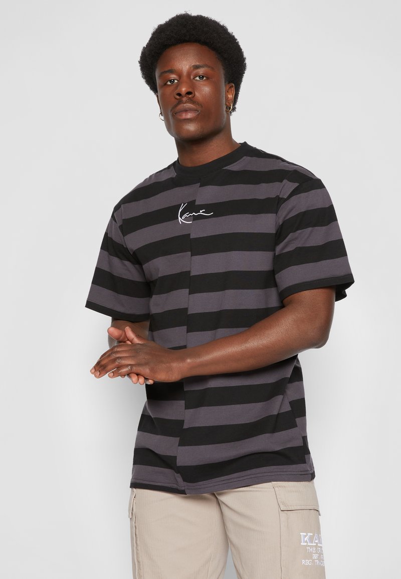 Damen T-Shirts | Karl Kani UNISEX SMALL SIGNATURE SPLIT STRIPE TEE T-Shirt print dark grey/dunkelgrau - GD50506 Damen T-Shirts | Karl Kani UNISEX SMALL SIGNATURE SPLIT STRIPE TEE T-Shirt print dark grey/dunkelgrau - GD50506