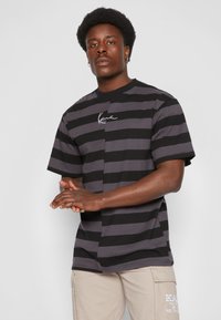 Karl Kani UNISEX SMALL SIGNATURE SPLIT STRIPE TEE - Tricou cu imprimeu - dark grey