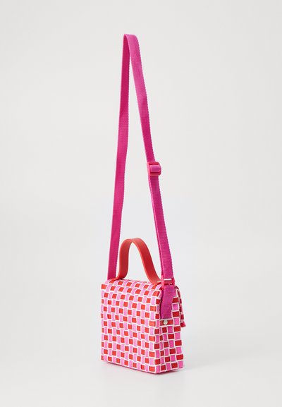 Borsa in tessuto intrecciato di colore rosa e rosso, forma quadrata con un corpo strutturato. Presenta una tracolla rosa rimovibile e una maniglia superiore per versatilità.