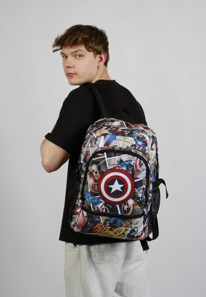 Mochila de temática cómic multicolor con un gran escudo de Capitán América, personajes impresos y acentos en negro con tirantes ajustables.
