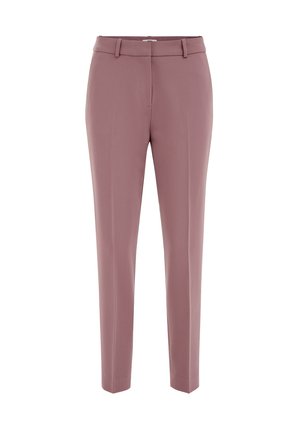 Pantalones entallados en malva, con corte slim, frente plano, trabillas para cinturón y bolsillos laterales. Hechos con tejido suave y ligero.