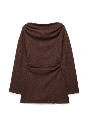 Tummanruskea, teksturoidulla pinnalla varustettu pitkähihaisen puseron leveä venepääntie ja hieman kerrostettu vyötärö valkoisella taustalla.