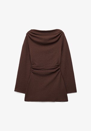 Donkerbruin gestructureerd shirt met lange mouwen, een wijde boothals en een licht geplooide taille, op een witte achtergrond.