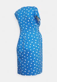 Vestido azul com um padrão floral, com flores brancas e bolinhas. Mangas curtas e uma cintura ajustada com uma saia ampla. Textura suave.