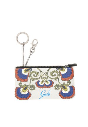 Piccola pochette rettangolare bianca con cerniera, motivo floreale colorato, testo blu "Gabs" e portachiavi in argento con catena e moschettone.